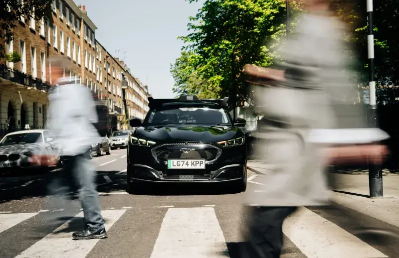 Wayve ve Uber, Birleşik Krallık’ın ilk otonom yolculuk hizmetini Londra’da kullanıma sundu.